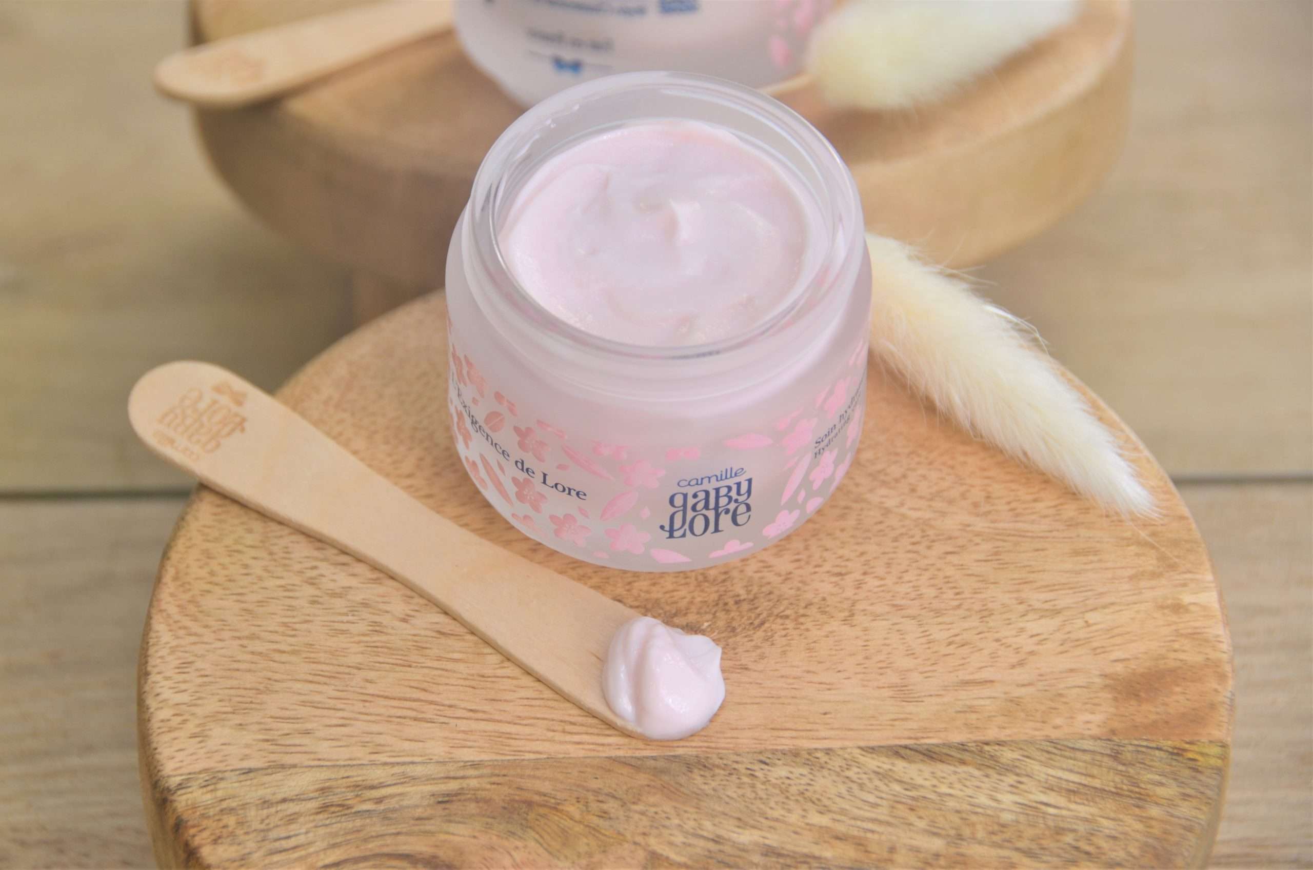 Produit Exigence de lore ouvert avec spatule 2 Produit Exigence de lore ouvert avec spatule 2